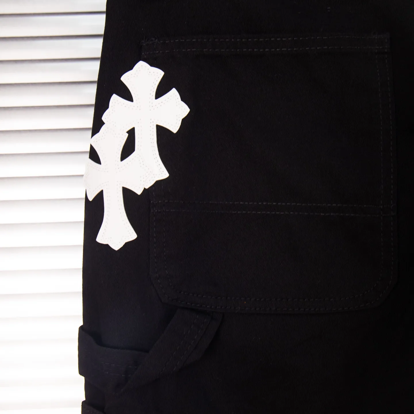 P260 Chrome Hearts Chrome Hearts black denim with white and blue multi-leather hot jeans. CH jeans need to be washed and then disassembled and hand-stitched with sheepskin cross leather and then spliced ​​to complete. The whole piece has too many craftsmanship to explain. The patchwork cross pattern is embellished, and the high-waisted washed jeans! ! Absolutely high-end luxury products, god-level single products, super popular products, made with top heavy industry, a magic weapon that cannot be missed. About Kroxin This is an extremely luxurious fashion brand, which can also be called the aristocrats of the high street. It has always been an exclusive brand for some hipsters or rich second generation. Compared with ordinary high streets, it is more luxurious and noble. Compared with luxury brands, it has a more fashionable personality and has always been a brand that I have a special liking for. Style number: 1765# Color: black Size: 28 30 32 34 36